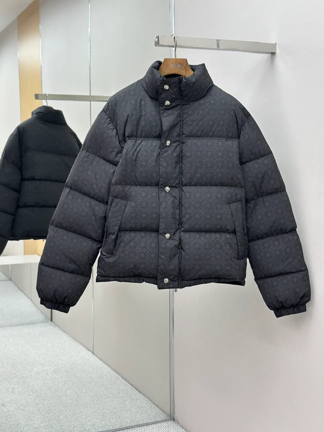 P990 Chrome Hearts Chrome Hearts Dark Pattern Jacquard Down Jacket 1. Dark Pattern Jacquard: Using a unique dark pattern jacquard process, the fabric visually presents a rich layering and three-dimensional effect, which is both beautiful and fashionable.  2. Use high-quality fabrics, special fabrics with waterproof, anti-fouling and good breathability to ensure the practicality and comfort of the clothes. 3. Workmanship advantages: Fine craftsmanship: attention to detail, excellent sewing, uniform and fine stitches, no skipped stitches or missing stitches, showing superb workmanship.  4. Even filling: The down filling is full and even, ensuring good warmth retention performance. Filled with 90% white duck down 5. Detailed advantages: Unique design: Croxin is a brand feature, and its dark pattern design increases the beauty of the clothing. 6. Humanized design: windproof cuffs, adjustable hem and other designs improve the convenience and comfort of wearing.  7. High-quality hardware accessories: Zippers, buttons and other hardware accessories are made of high-quality materials. The surface is smooth and burr-free, making it smooth to use and durable.  Accessories: One-to-one customized snap buttons, One-to-one customized zipper pendant, One-to-one customized back hem metal medallion SIZE: S M L XL